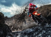 熊猫体育互动-赛场新王诞生，周冠宇领衔红牛二队力压梅赛德斯，点燃上海激情之夜