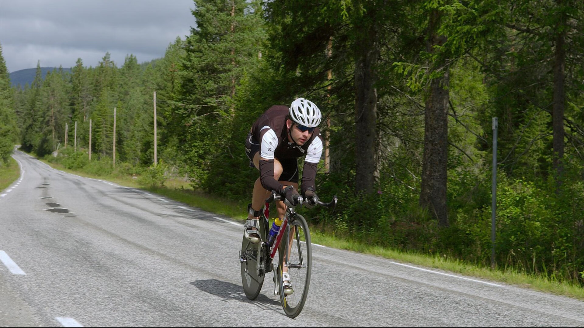 绿茵之外的传奇，当伊拉克连续得分压制挪威，欧冠半决赛的另类焦点